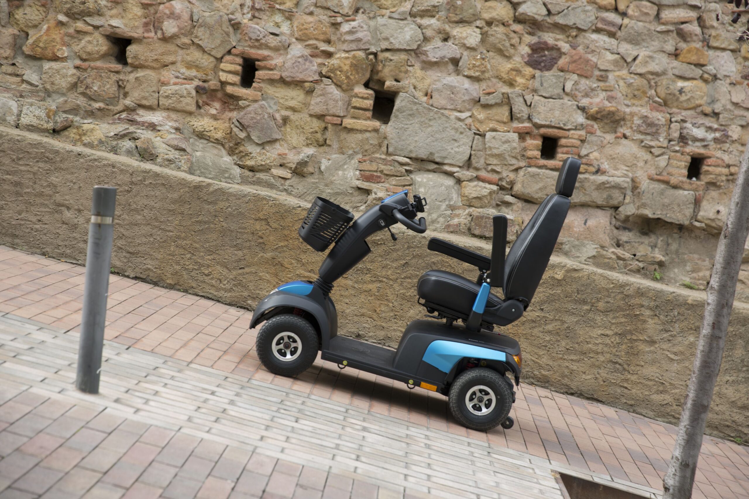 Invacare Comet Alpine Plus Mobility Scooter + FREE Bag worth $150 - Image 2